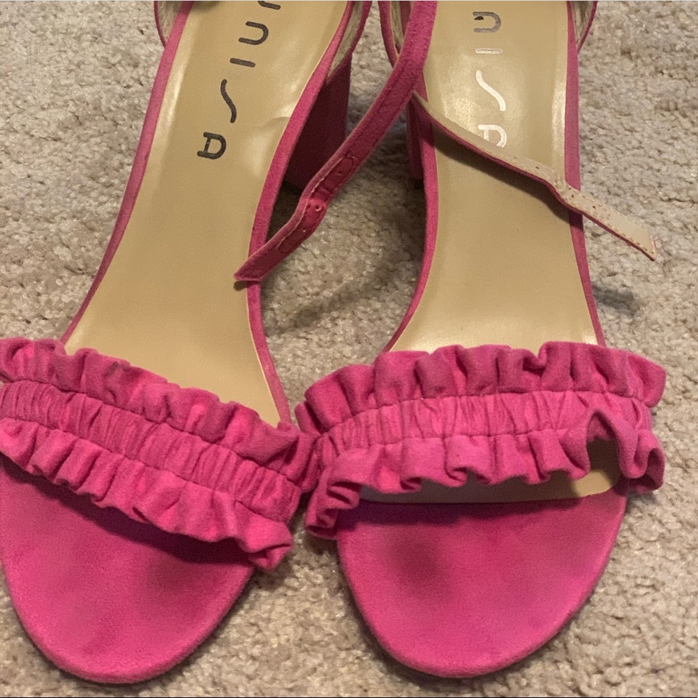 PINK Ruffle heels 👠